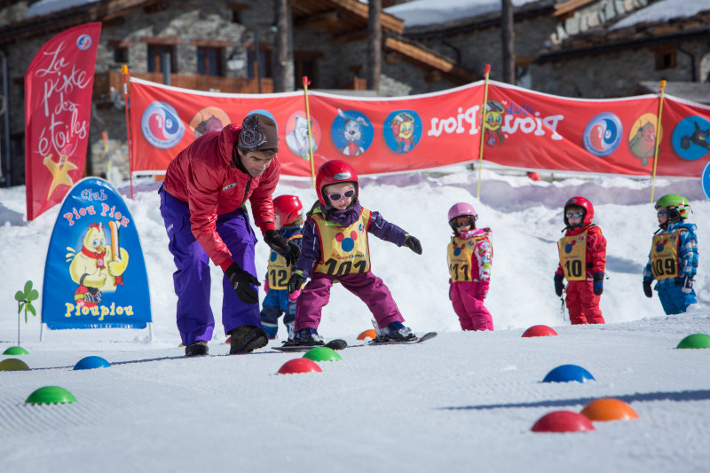 activité ski alpin enfant hiver